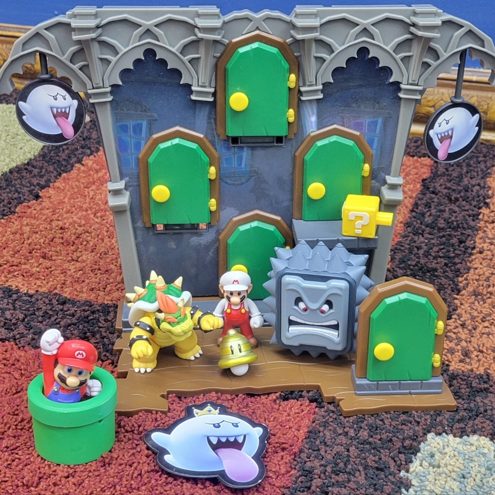 Super Mario Action Figures Deluxe Boo Mansion Playset and 5 Figures